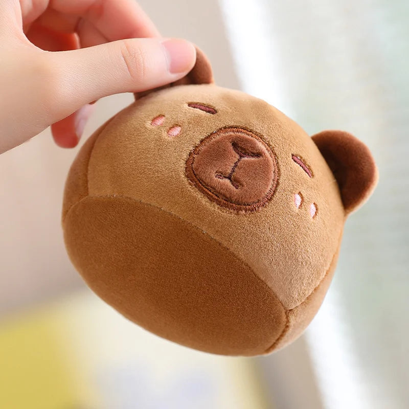 Capybara als Kissen mit niedlicher 6 kleinen Mini Capybaras